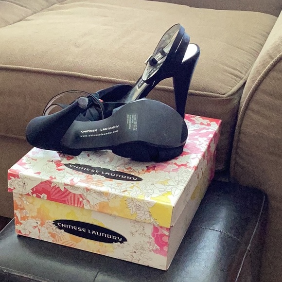 Black open toe satin beautiful shoes - Picture 2 of 2